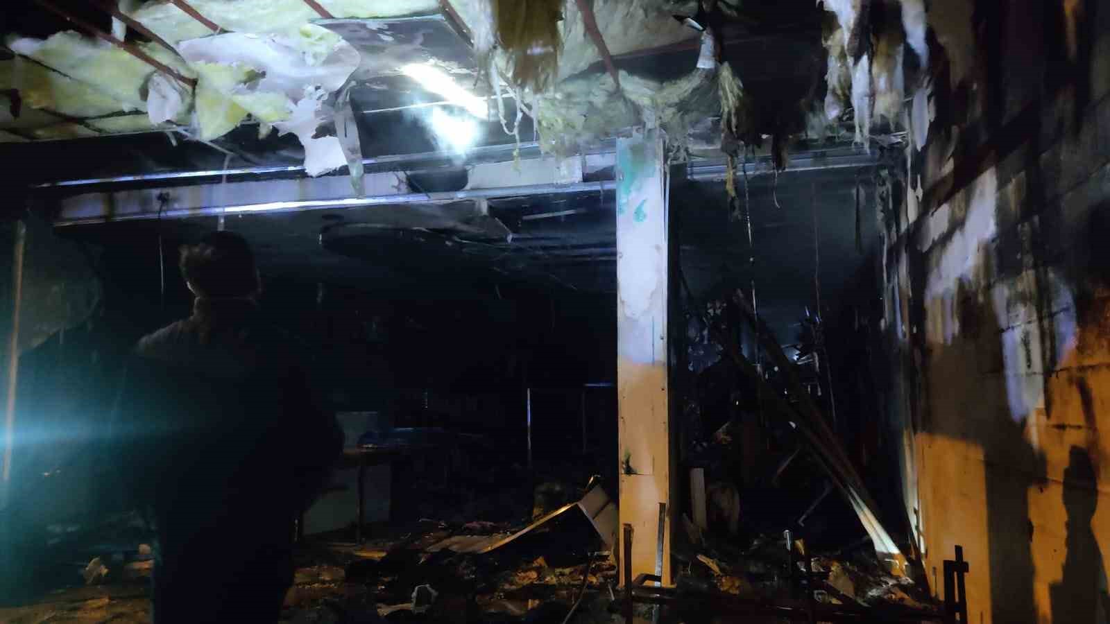 Ahlat’ta giyim mağazasında yangın