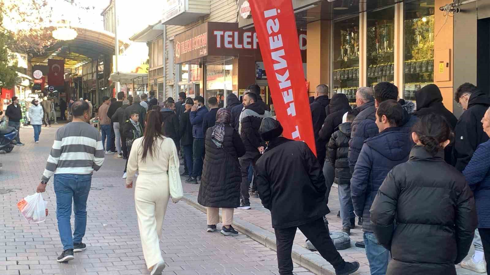 Ramazan’ın vazgeçilmezi tahinli pide için uzun kuyruklar oluştu