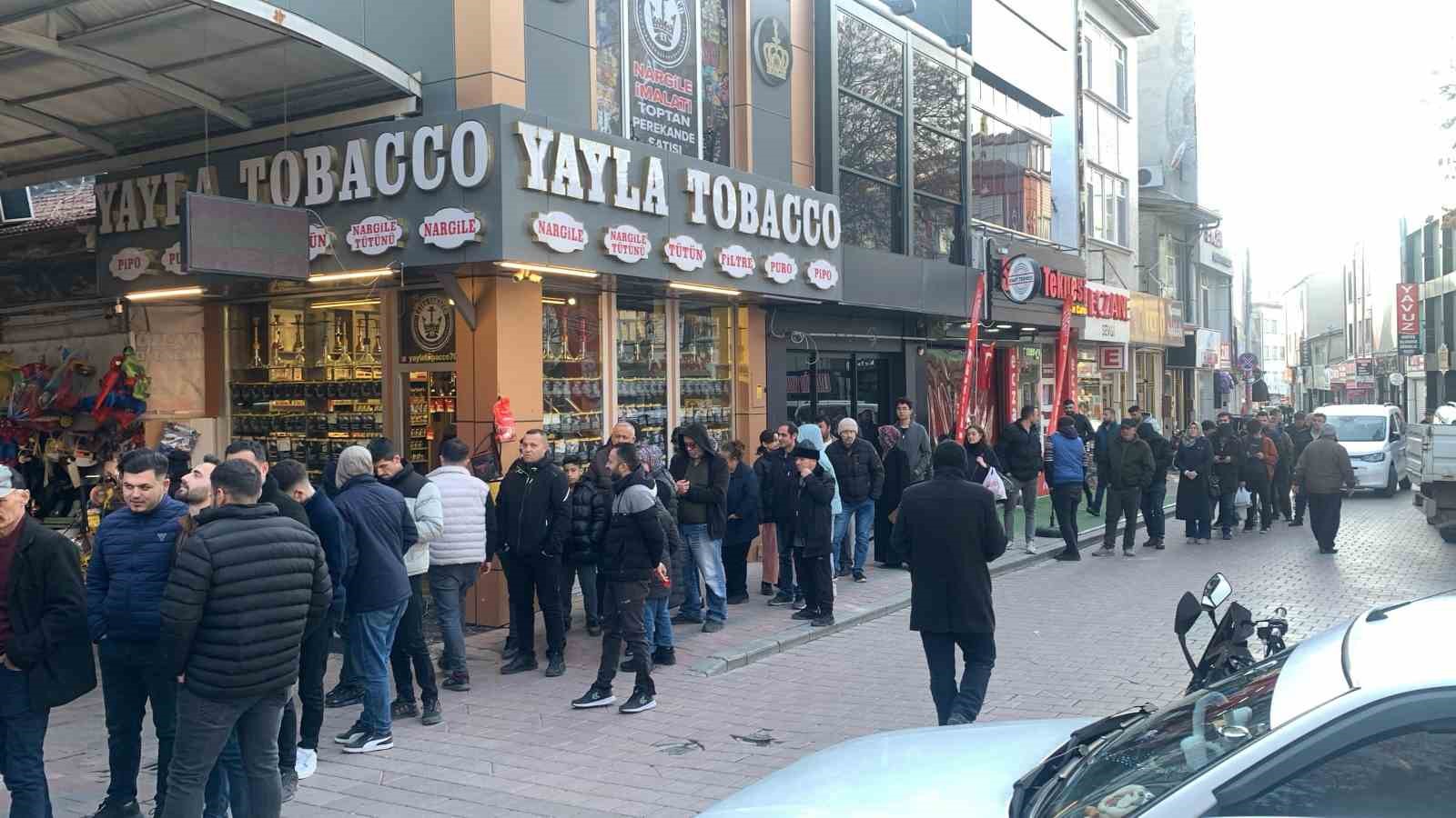 Ramazan&rsquo;ın vazge&ccedil;ilmezi tahinli pide i&ccedil;in uzun kuyruklar oluştu
