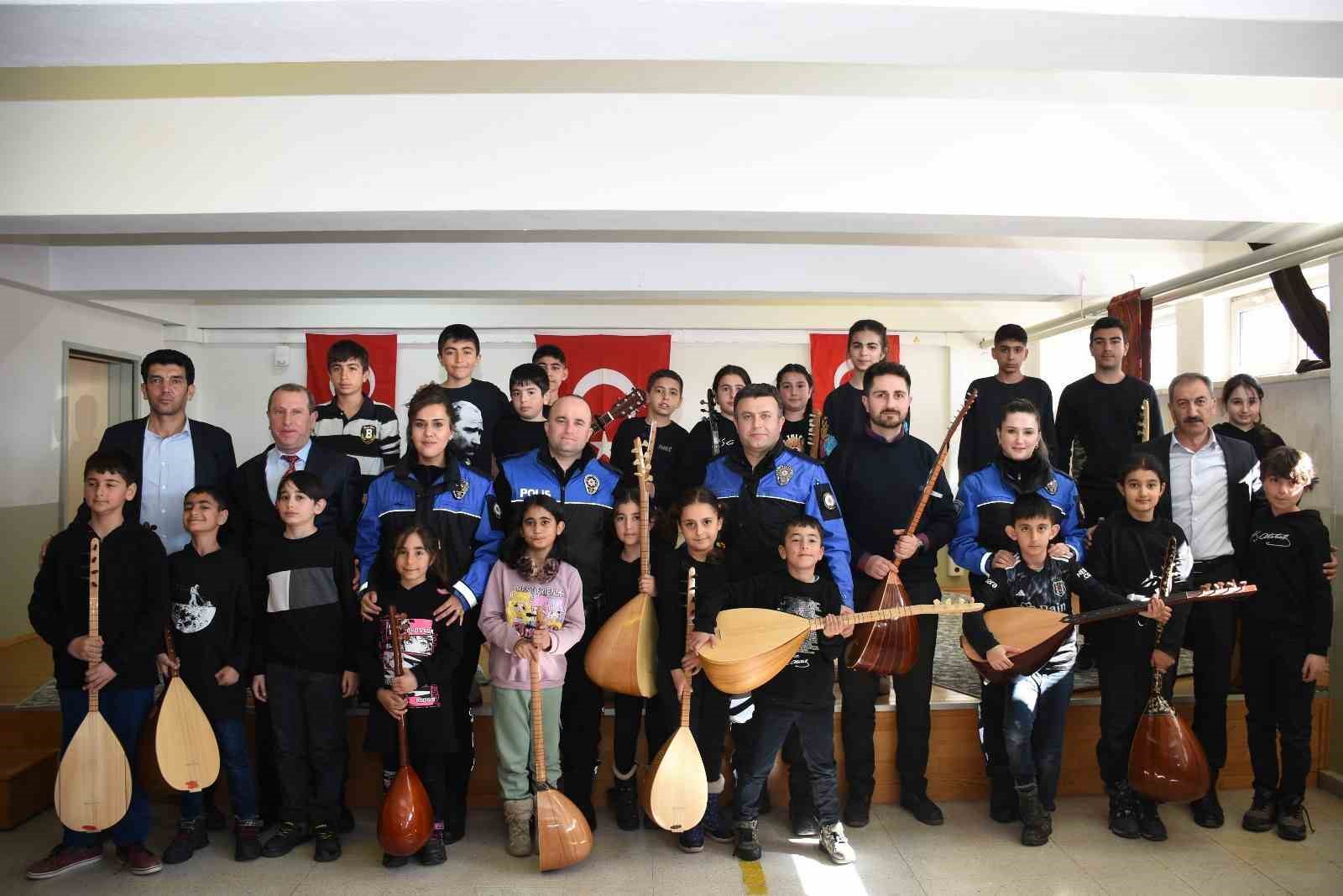 Çocuklar çaldı polisler dinledi