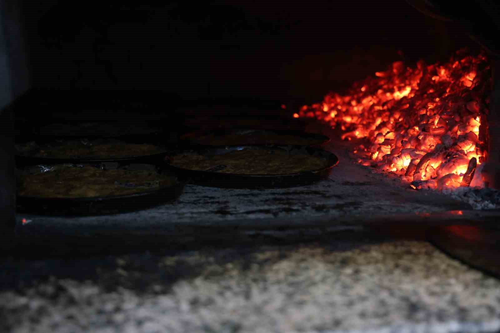 Odun ateşinde pişirilen iftar ve sahur sofralarının vazge&ccedil;ilmezi: &lsquo;Tahinli pide&rsquo;
