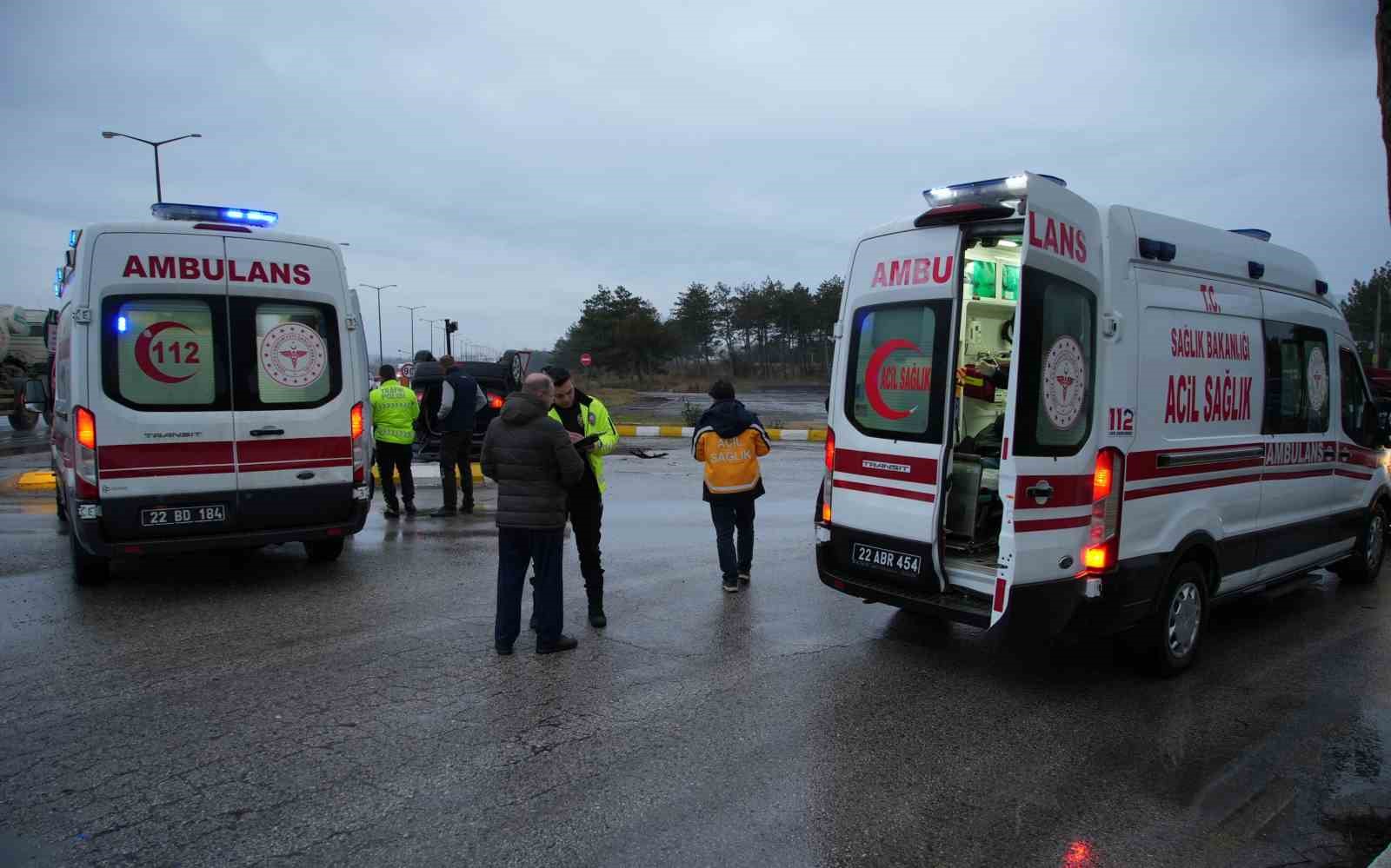 Edirne&rsquo;de kontrolden &ccedil;ıkan otomobil takla attı: 2 yaralı
