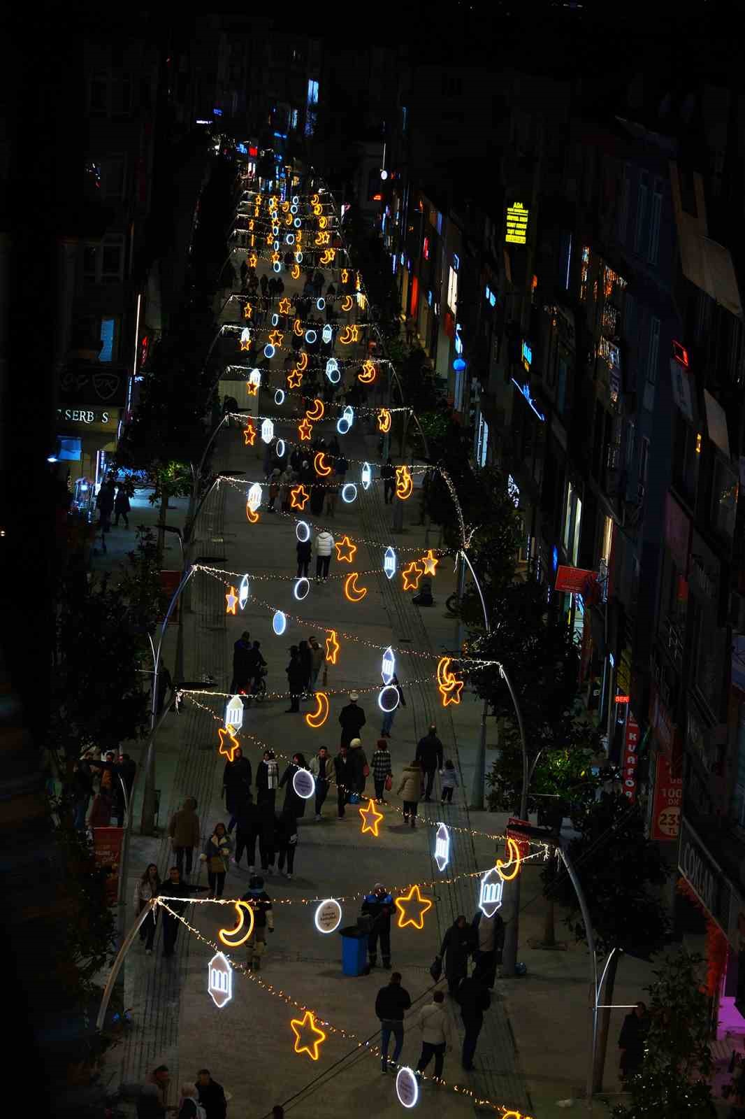 &Ccedil;ark Caddesi&rsquo;nde Ramazan ayı i&ccedil;in &ouml;zel tasarımlı ışıklandırmalarla s&uuml;slendi
