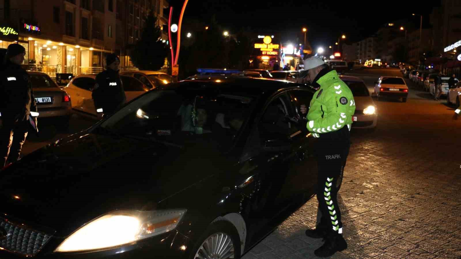 Kırıkkale&rsquo;de denetimler s&uuml;r&uuml;yor: Aranan şahıslar yakalandı, uyuşturucu ve silah ele ge&ccedil;irildi
