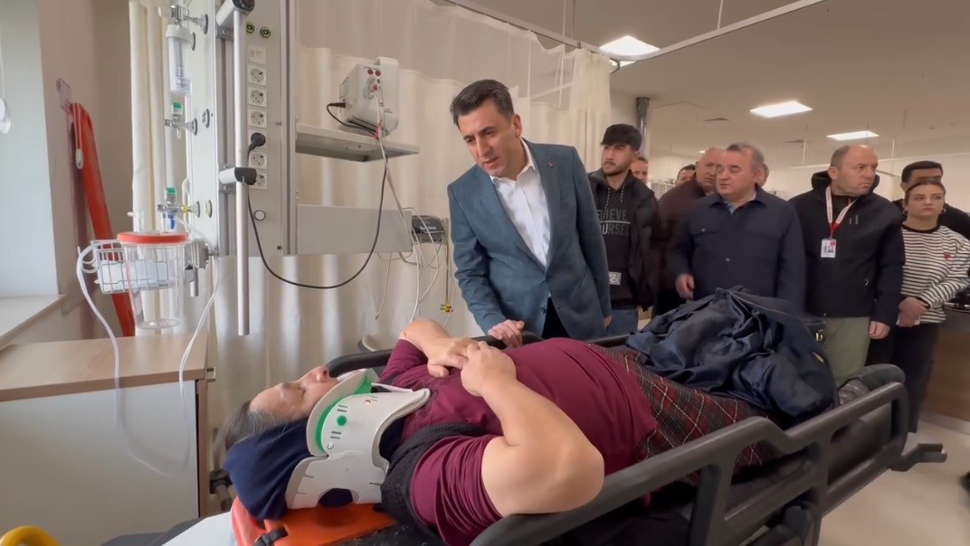 Vali Aygöl, otobüs kazası yaralılarını hastanede ziyaret etti