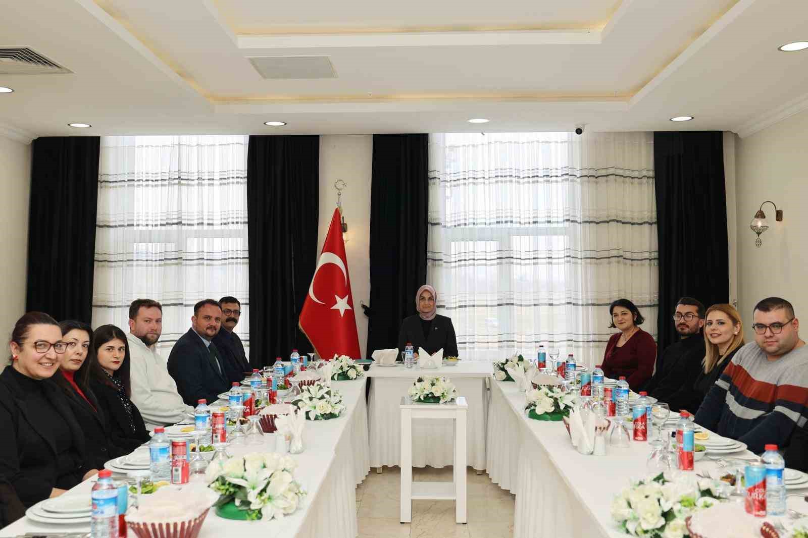 Vali Yiğitbaşı, tanıtım i&ccedil;in dijital i&ccedil;erik &uuml;reticileriyle bir araya geldi
