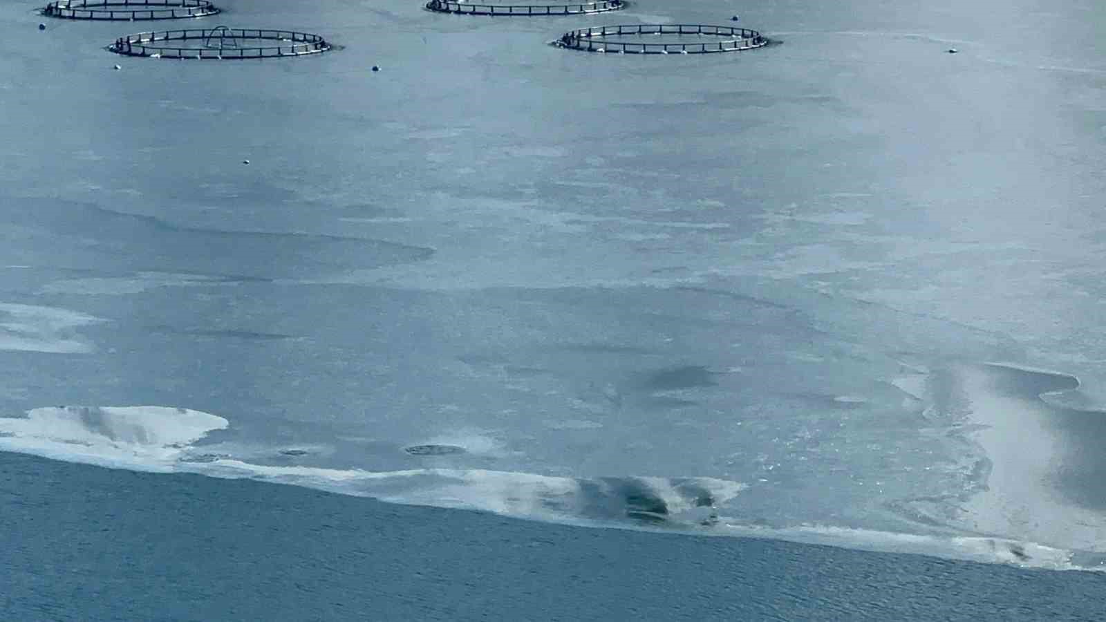 Yüzen adaların yer aldığı Çat Barajı dondu