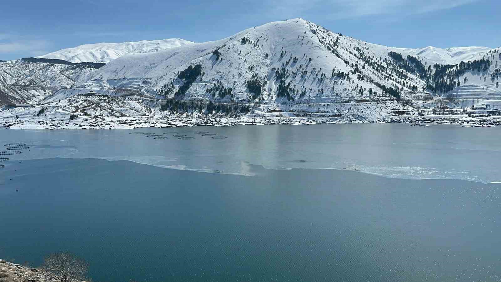 Y&uuml;zen adaların yer aldığı &Ccedil;at Barajı dondu
