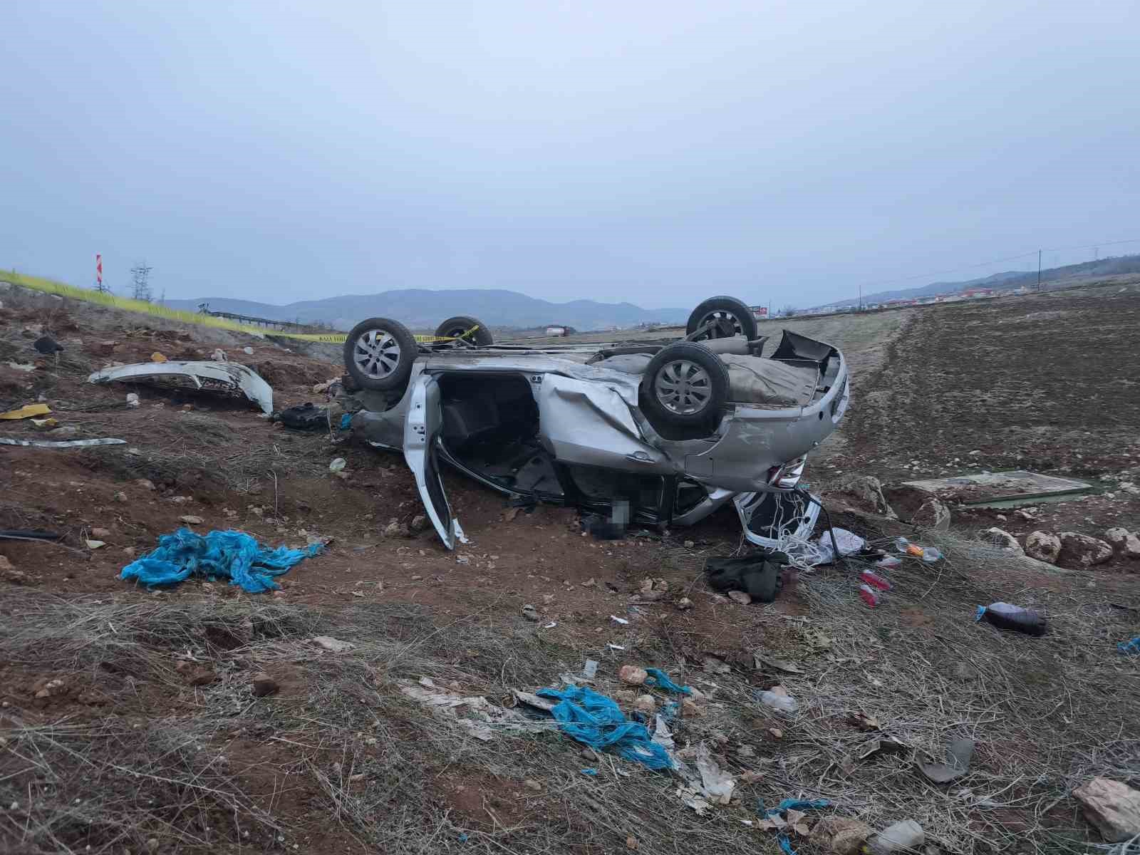 Adıyaman’da takla atan otomobil şarampole yuvarlandı: 1 ölü, 3 yaralı

