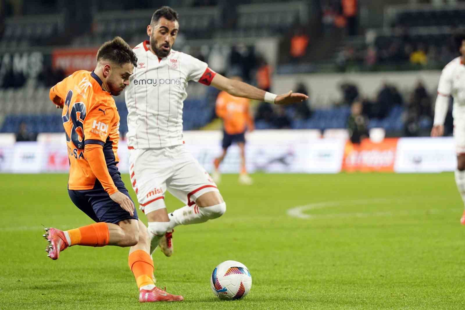 Trendyol Süper Lig: Başakşehir: 1 - Sivasspor: 0 (İlk yarı)
