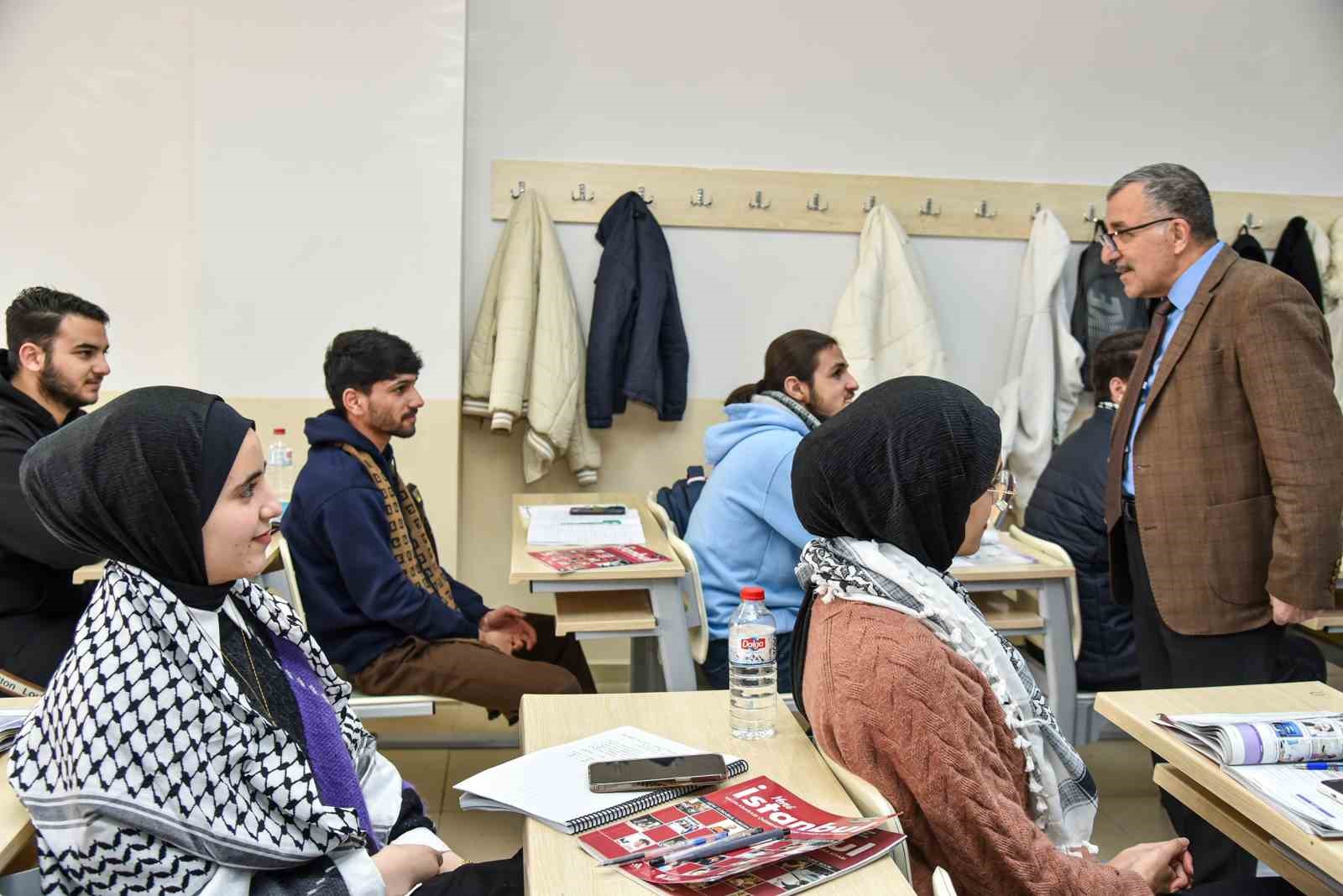 Rekt&ouml;r Gavgalı, Filistinli &ouml;ğrencilerle bir araya geldi
