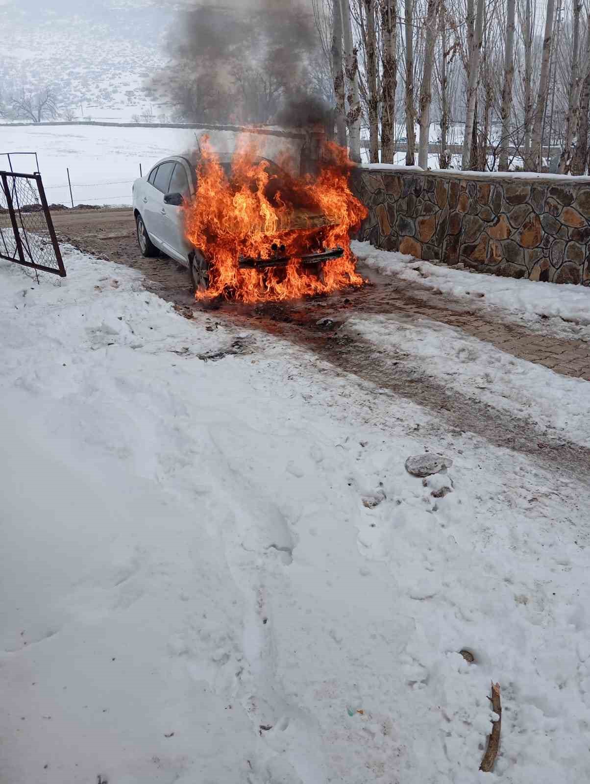 Depoyu ısıtmak isterken aracını yaktı