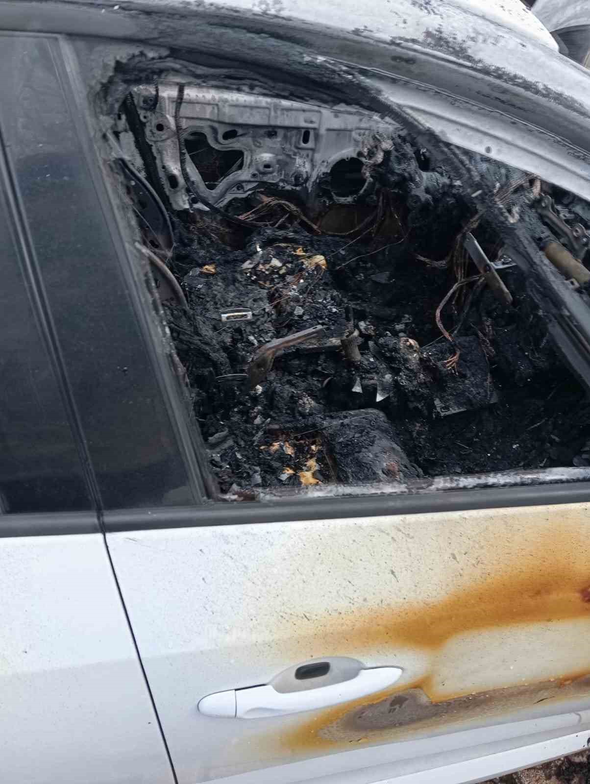 Depoyu ısıtmak isterken aracını yaktı
