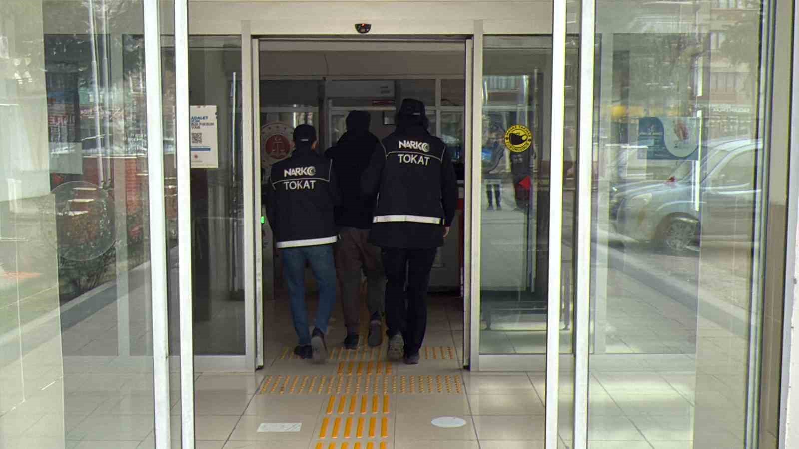 Otogarda yakalanan ş&uuml;phelinin &uuml;zerinden bonzai hammaddesi &ccedil;ıktı
