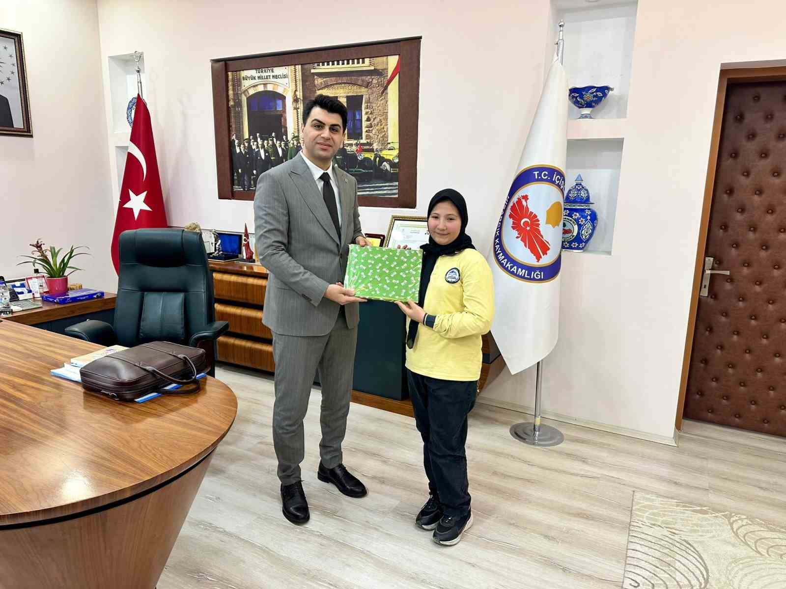 Hisarcık Kaymakamı Bahar, yarışmalarda il birincisi olan &ouml;ğrencileri &ouml;d&uuml;llendirdi
