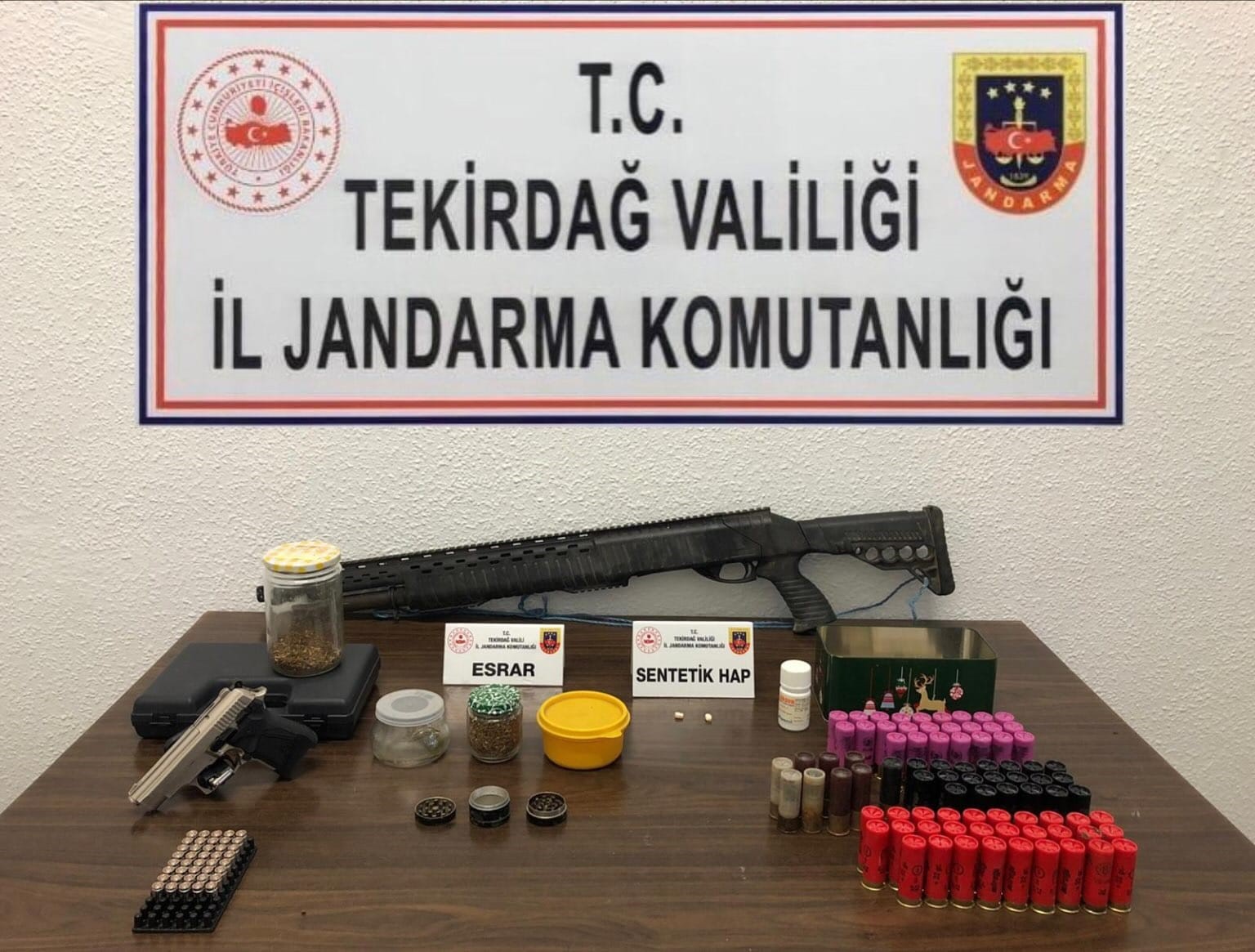Tekirdağ&rsquo;da jandarmadan silah ve uyuşturucu operasyonları

