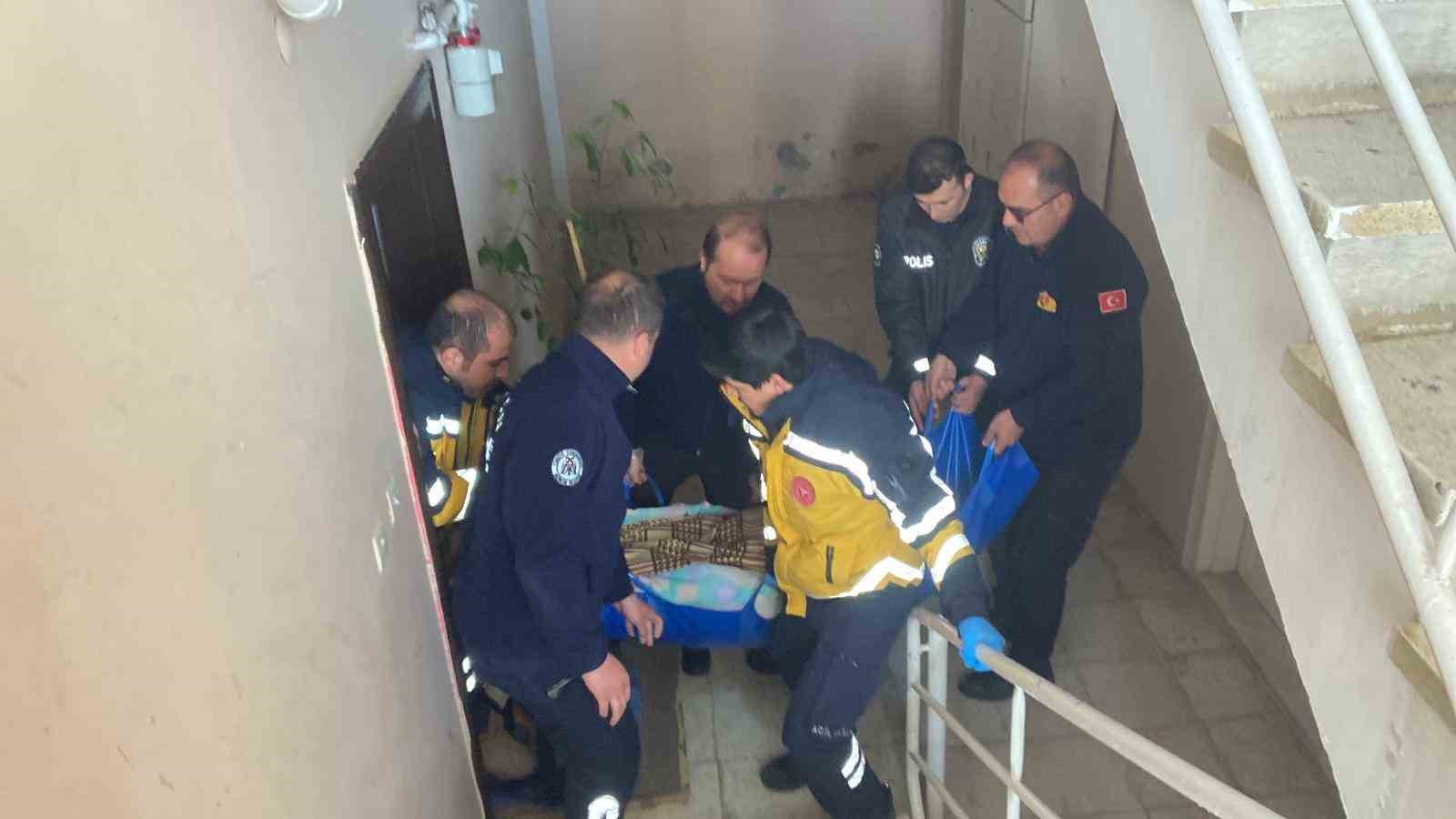 Haber alınamayan yaşlı kadına itfaiye ulaştı
