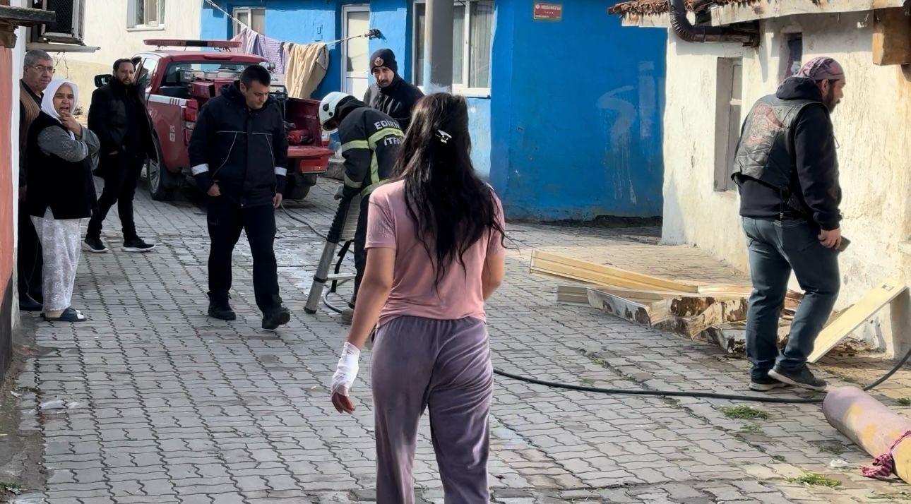 Edirne&rsquo;de tek katlı evin bacasında yangın: 2 kişi dumandan etkilendi
