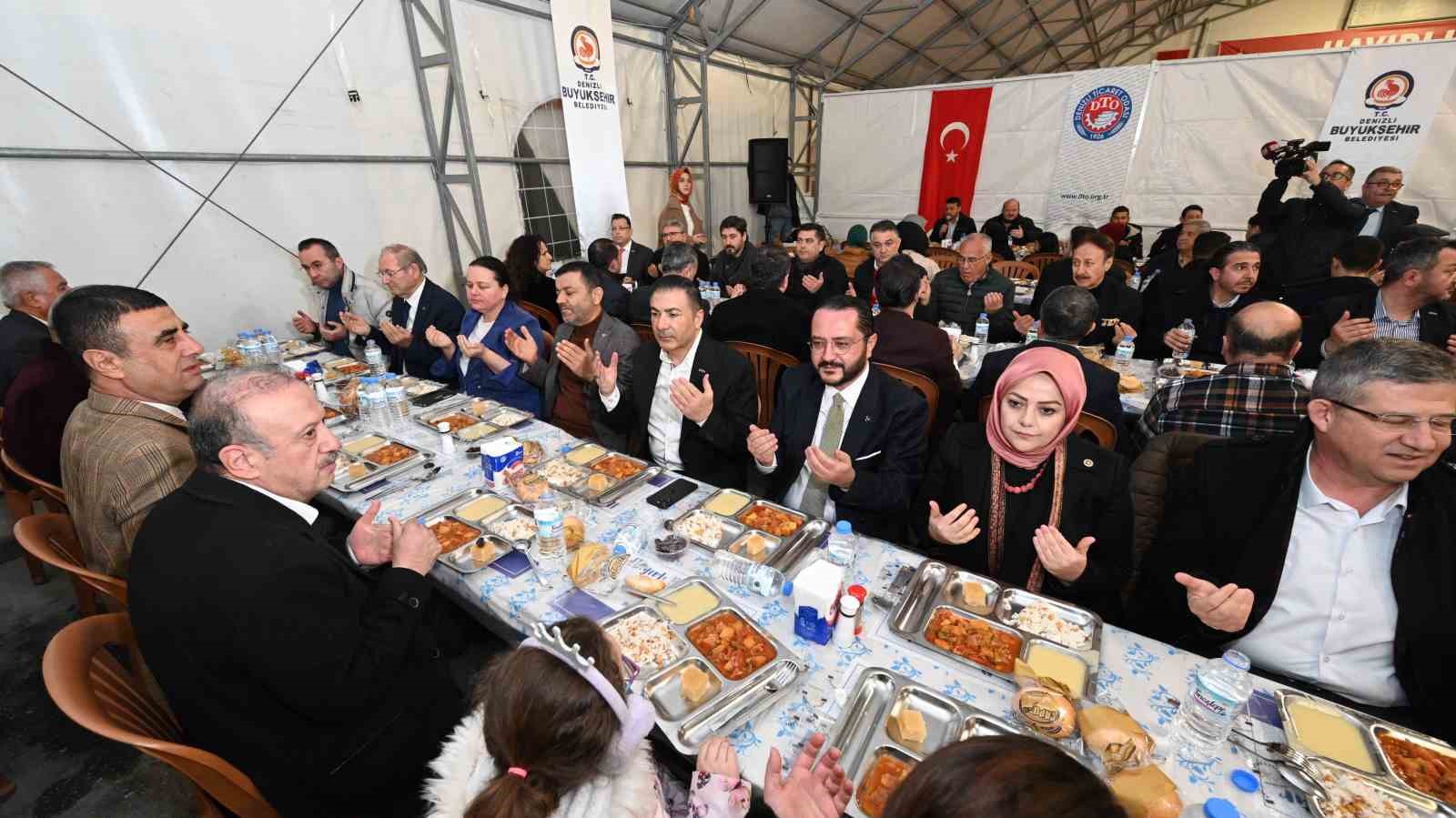 Denizli’de gelenek bozulmadı; ilk iftar yemeği DTO tarafından verildi