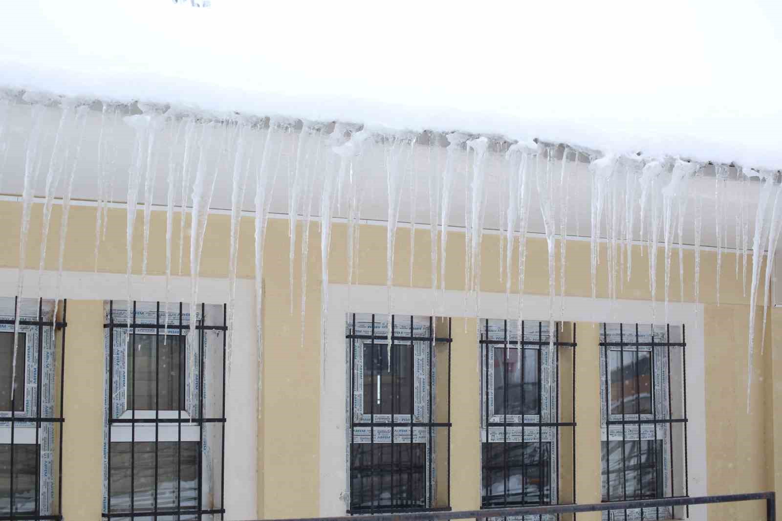 Muş&rsquo;ta &ccedil;atılarda oluşan dev buz sarkıtları tehlike sa&ccedil;ıyor
