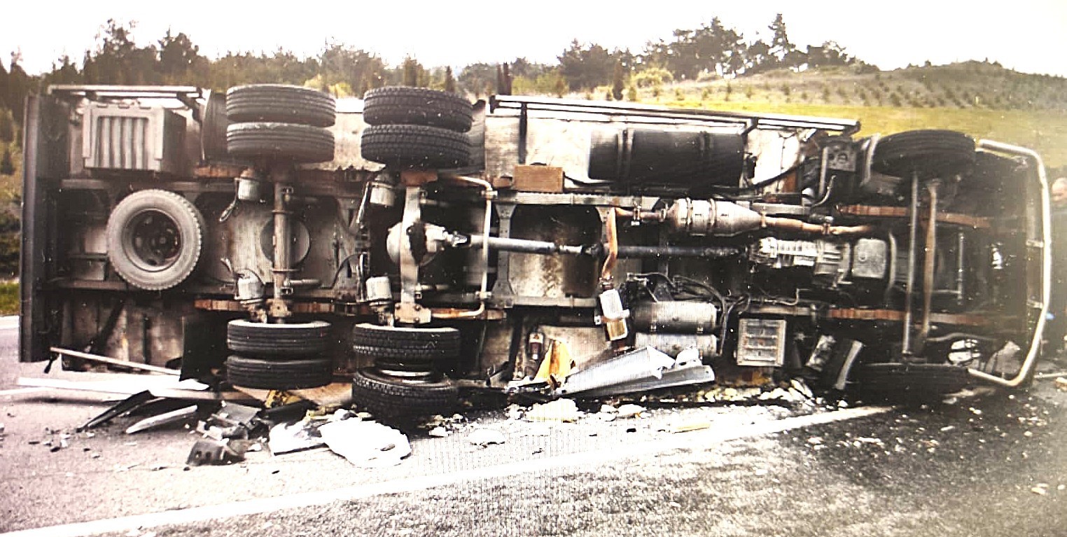 Akhisar&rsquo;da et y&uuml;kl&uuml; tır devrildi: 1 &ouml;l&uuml;
