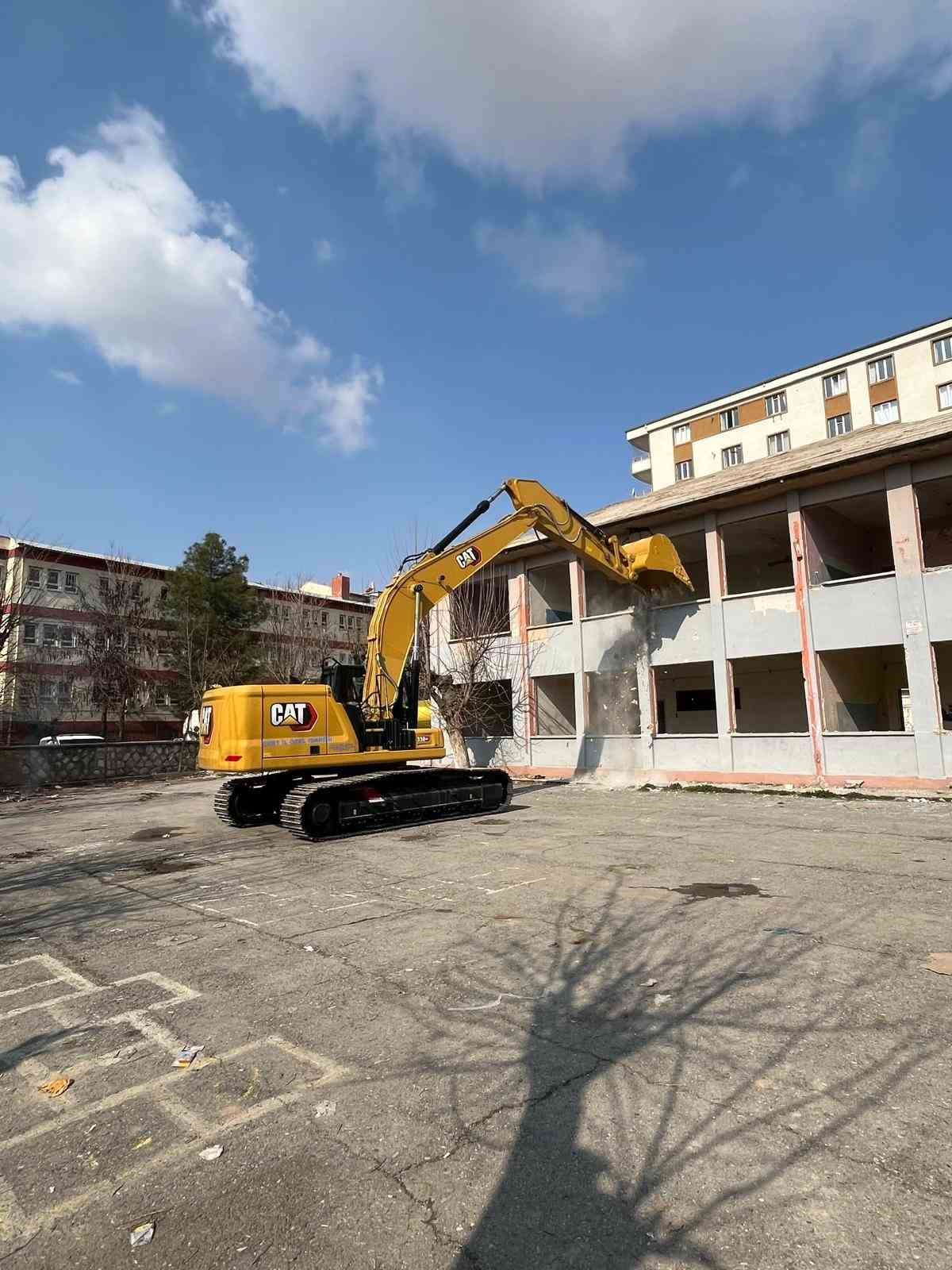 Siirt&rsquo;te metruk binaların yıkımı ger&ccedil;ekleştirildi
