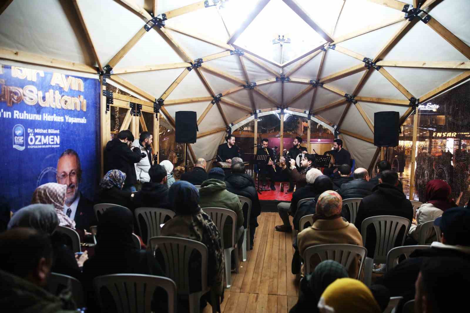 Ey&uuml;psultan&rsquo;ın d&ouml;rt bir yanında Ramazan&rsquo;a &ouml;zel m&uuml;zik dinletileri
