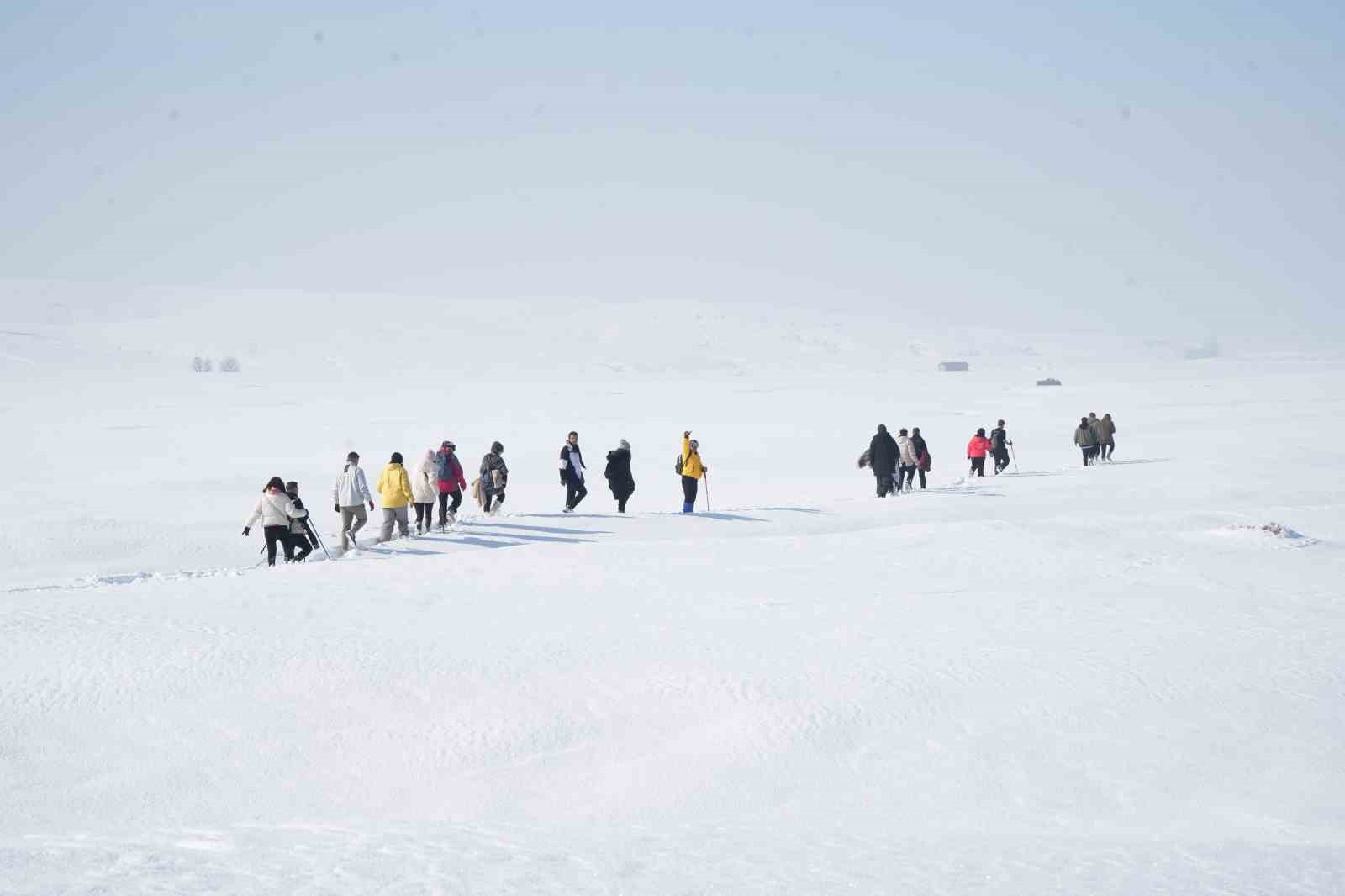 Doğaseverler, karla kaplı doğanın keyfini &ccedil;ıkardı
