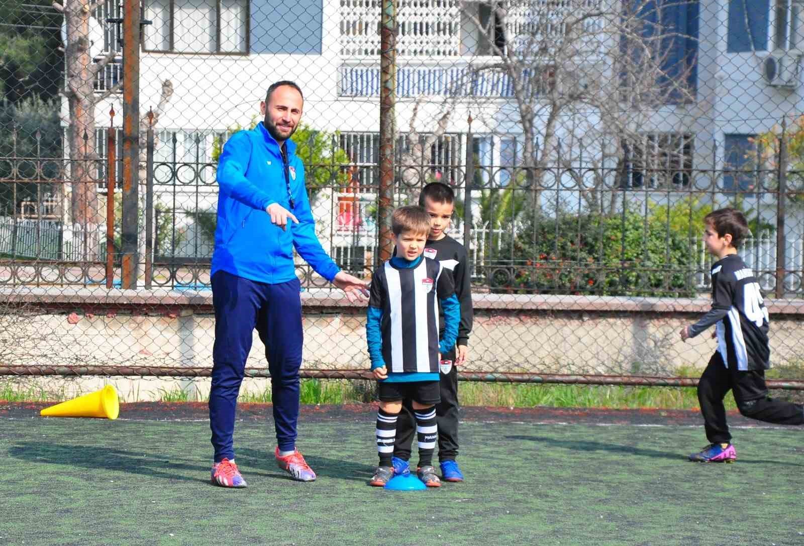 Manisaspor Futbol Okulu’na yoğun ilgi