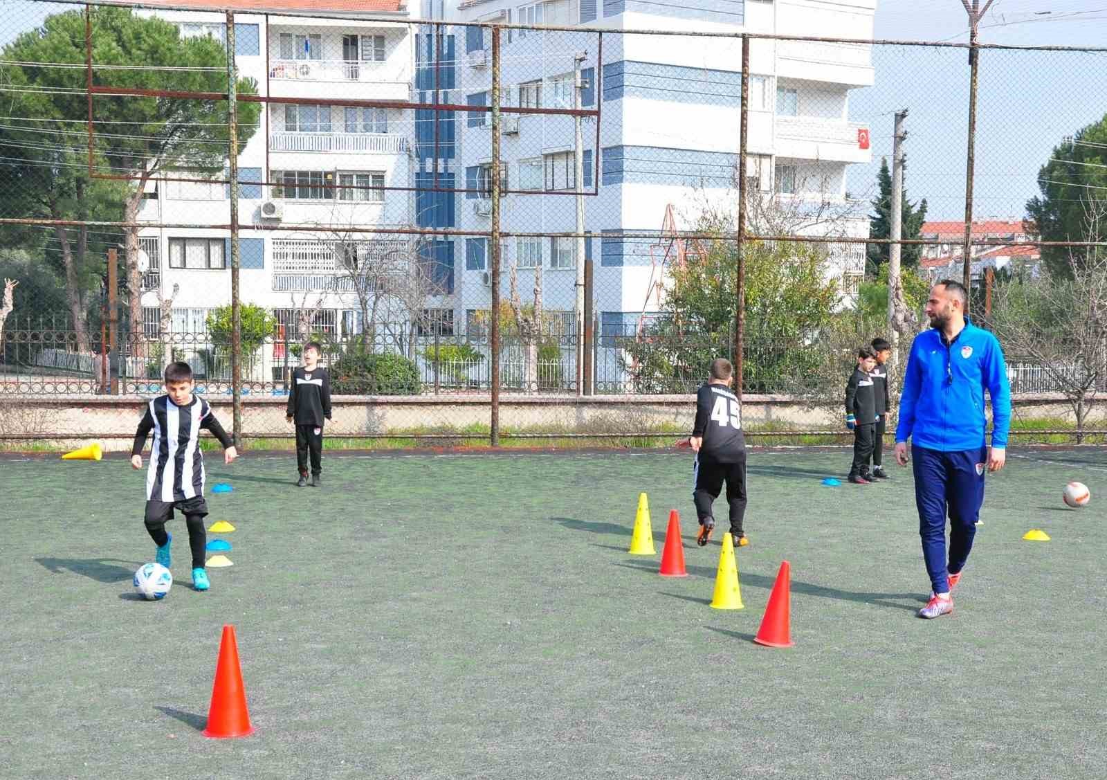 Manisaspor Futbol Okulu&rsquo;na yoğun ilgi
