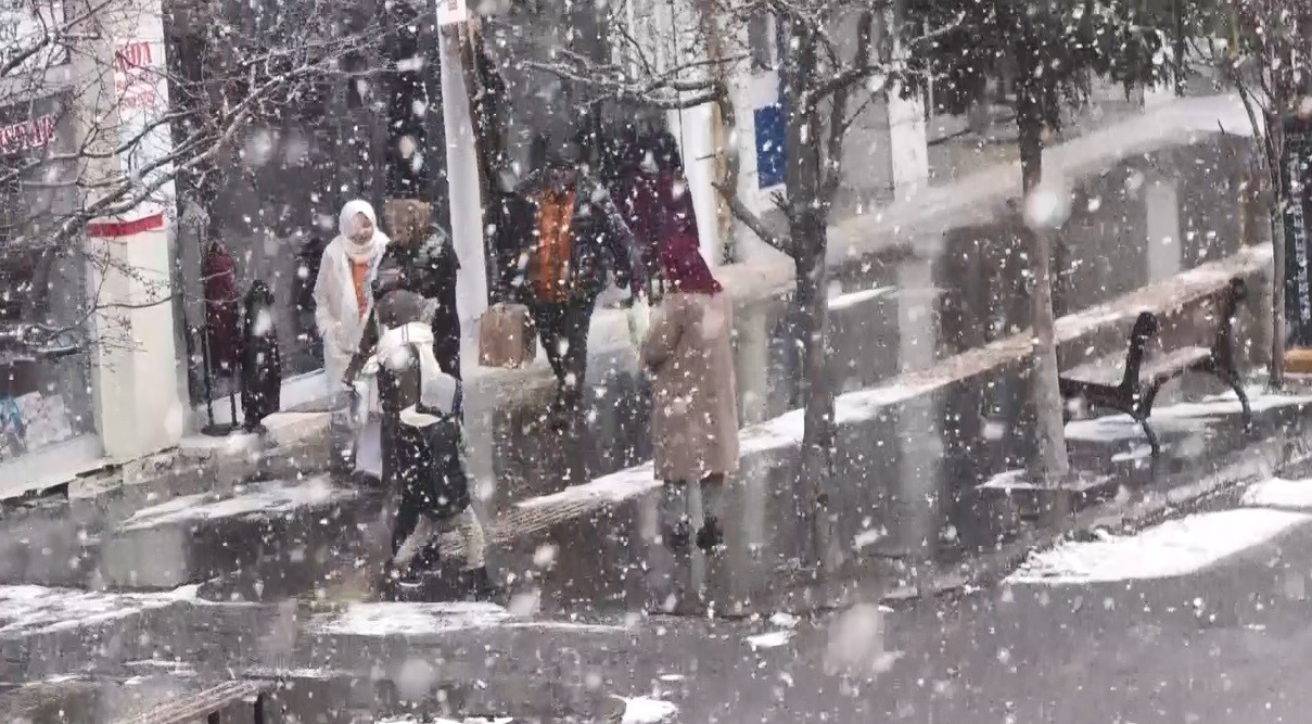 Kars&rsquo;ta yoğun kar yağışı
