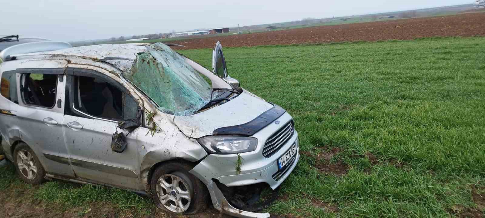 Tekirdağ&rsquo;da hafif ticari ara&ccedil; takla attı: 4 yaralı
