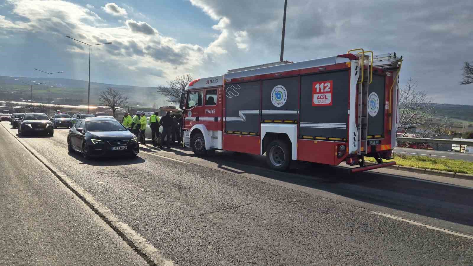 Tekirdağ &Ccedil;evre Yolu&rsquo;nda hararet yapan ara&ccedil; trafiği aksattı
