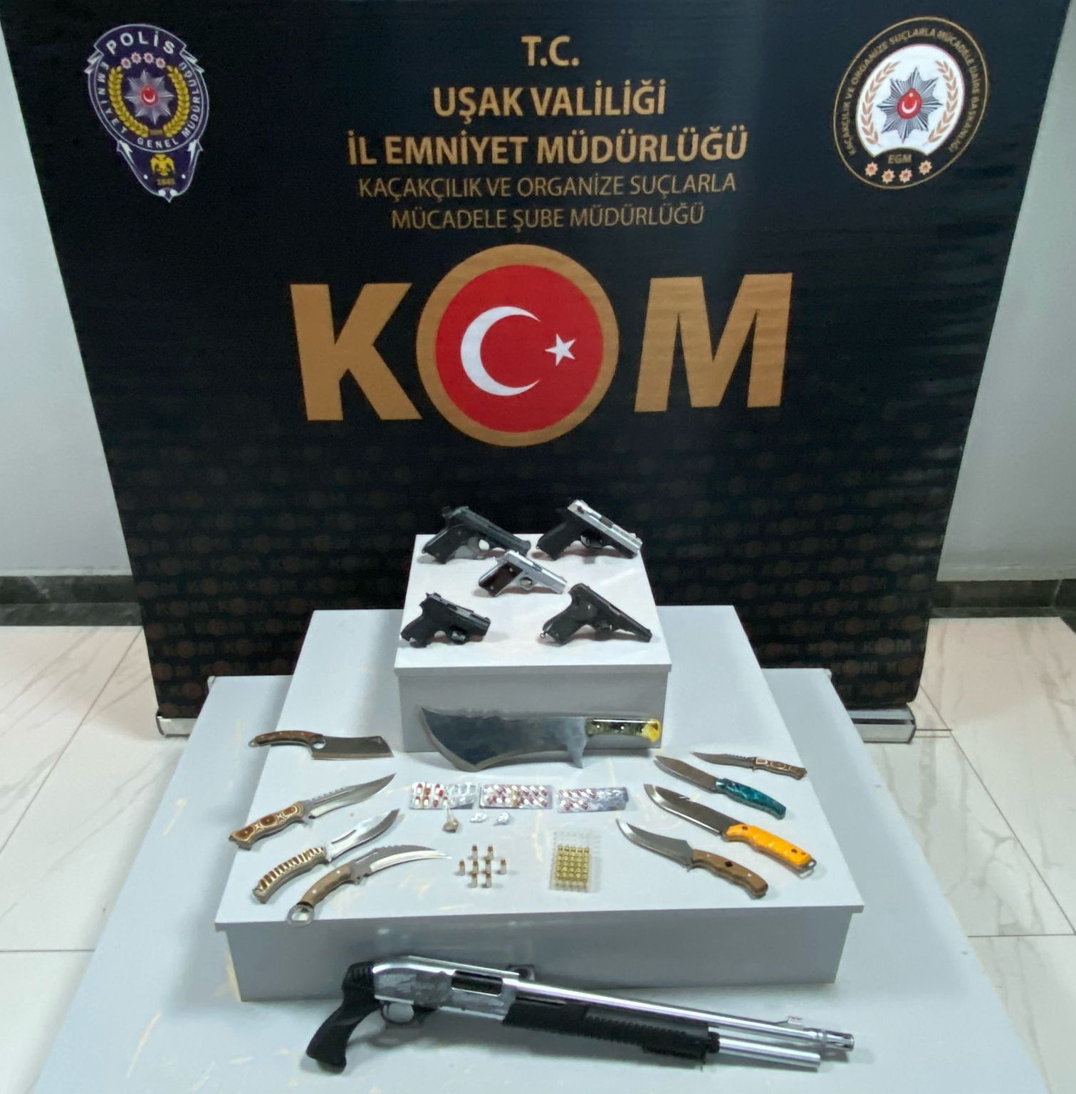 Uşak’ta ruhsatsız silah ve uyuşturucu madde ele geçirildi