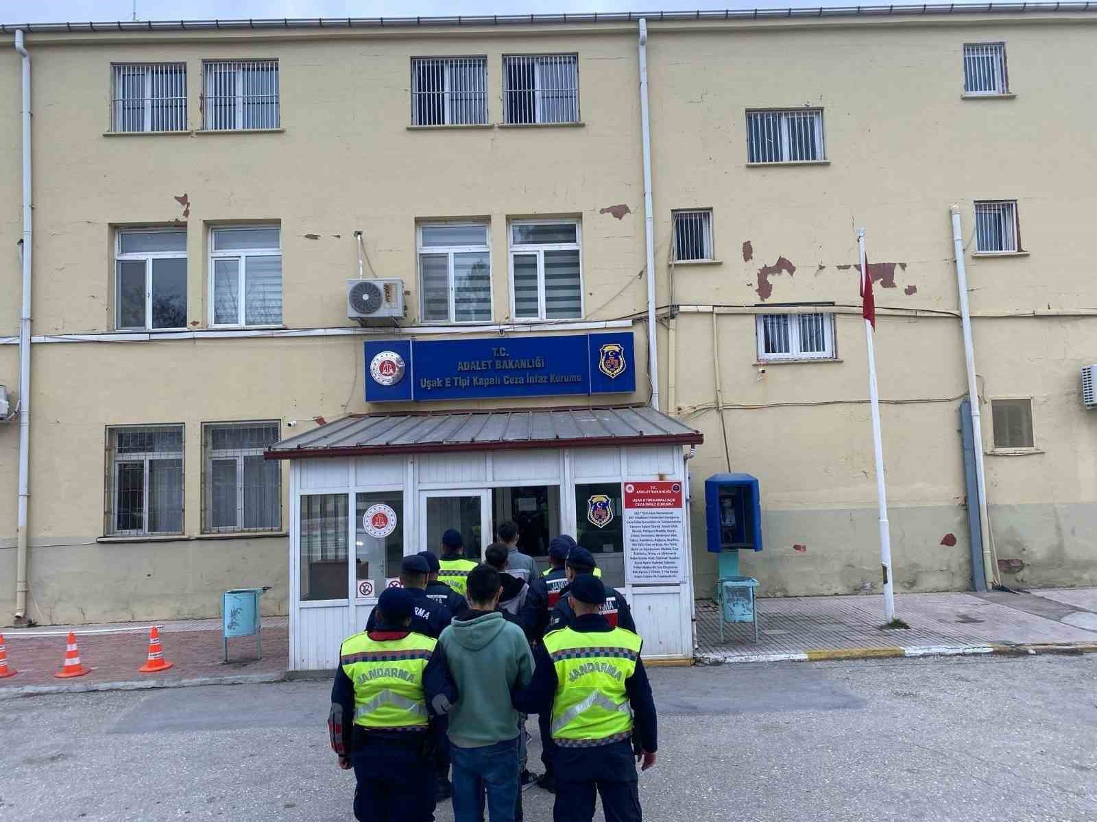 Uşak&rsquo;ta trakt&ouml;r par&ccedil;ası &ccedil;alan hırsızlar kıskıvrak yakalandı
