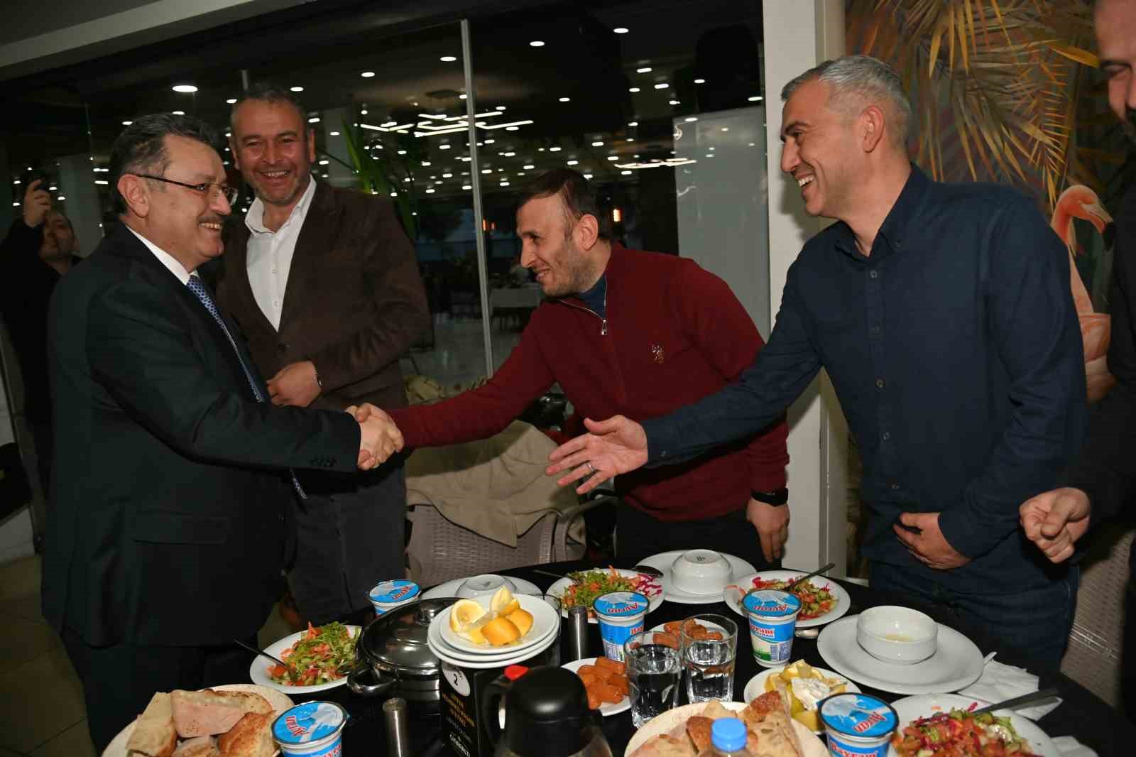 Başkan Gen&ccedil; karla m&uuml;cadelede g&ouml;rev alan personelle iftarda buluştu
