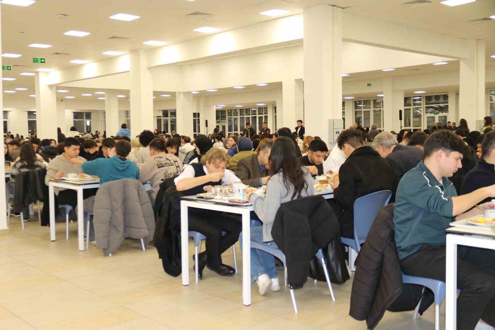 Anadolu &Uuml;niversitesi Rekt&ouml;r&uuml; Adıg&uuml;zel 4 bine yakın &ouml;ğrenci ile iftar yaptı
