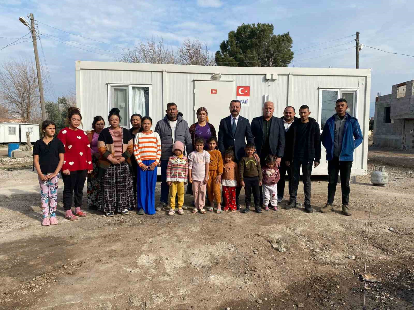 Yangında yaşadıkları konteyner yanan aileye Başkan Aksoy sahip çıktı