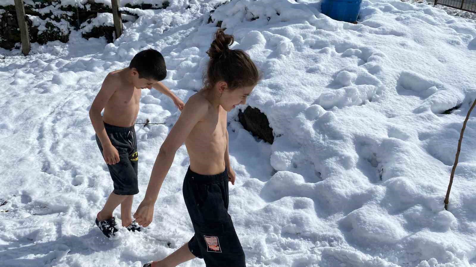 Kardeşlerin kar üzerinde güreş antrenmanı