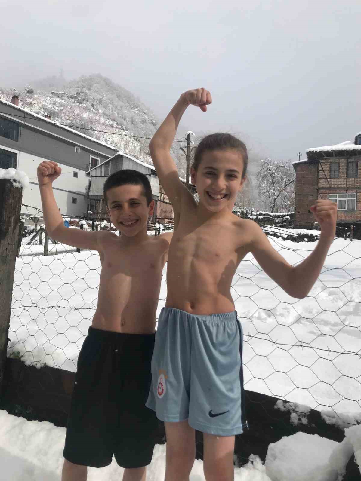 Kardeşlerin kar &uuml;zerinde g&uuml;reş antrenmanı
