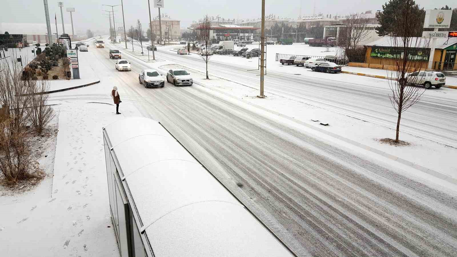 Erzincan&rsquo;da mart kapıdan baktırdı
