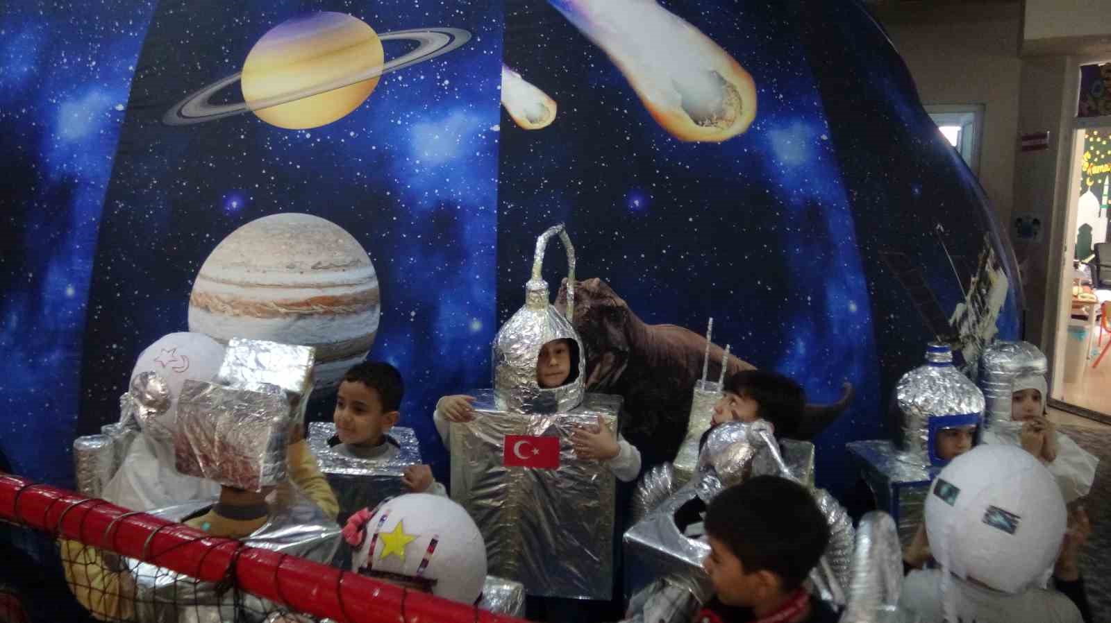 Batman&rsquo;da anaokulu &ouml;ğrencileri uzay &ccedil;adırında gezegenleri &ouml;ğrenme fırsatı buldu
