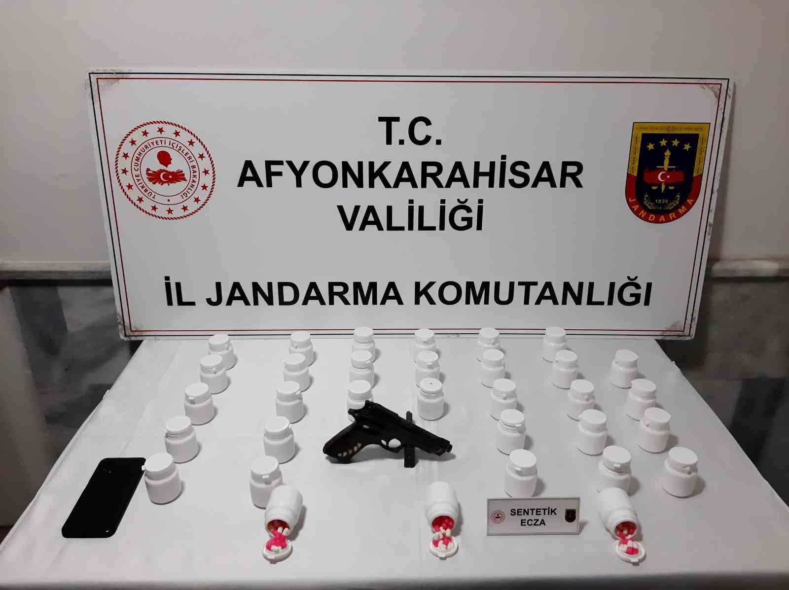 Uyuşturucu hapları satamadan jandarmaya yakalandı