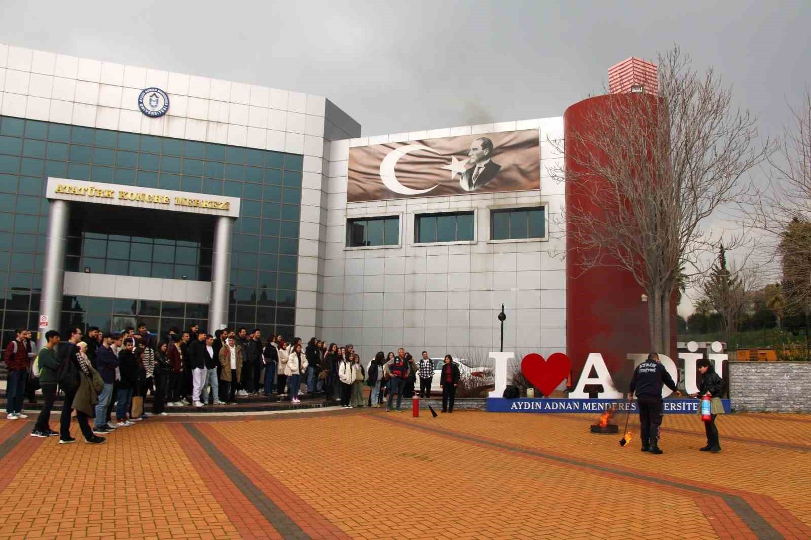 Üniversite öğrencilerine yangın bilgilendirme eğitim tatbikatı düzenlendi