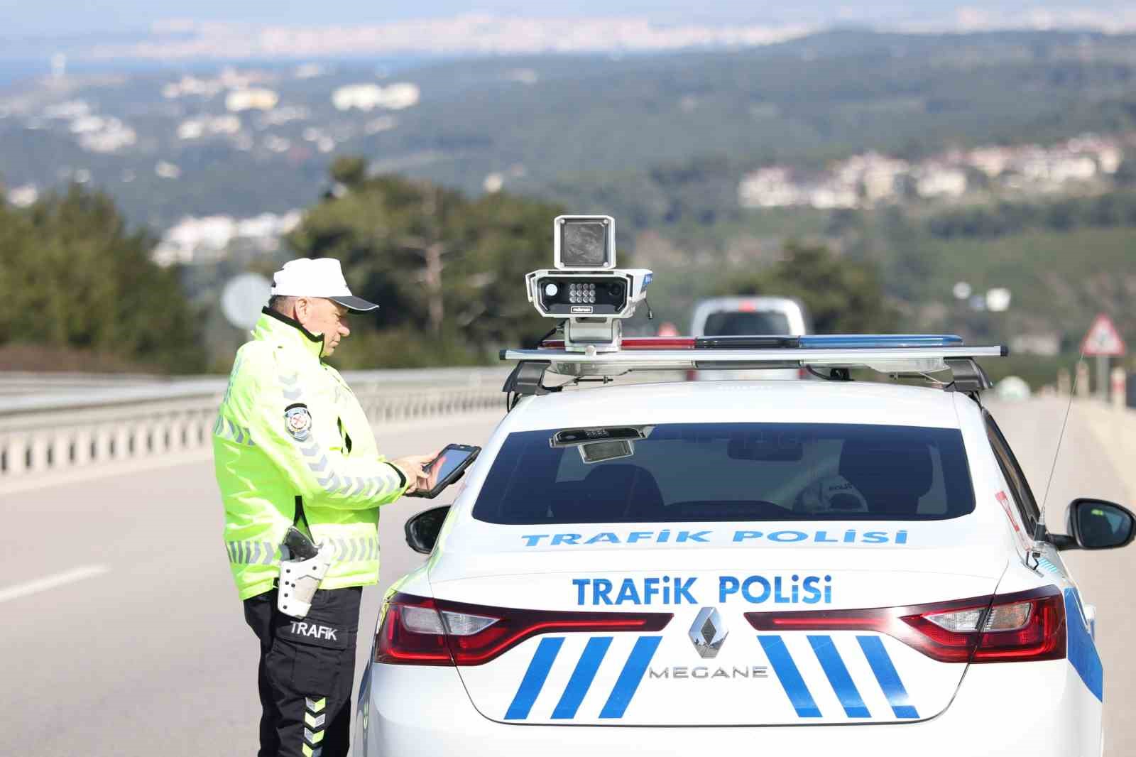 &Ccedil;anakkale&rsquo;de hız ihlali, yapay zeka destekli radar cihazıyla tespit ediliyor
