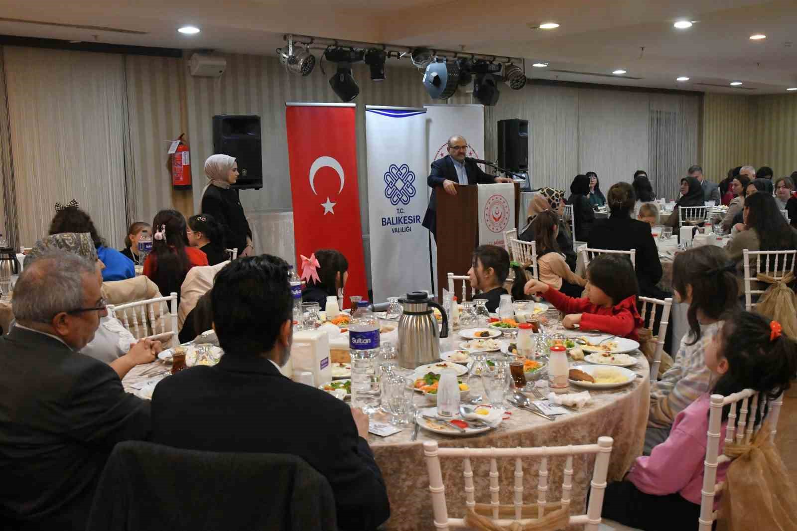 Vali İsmail Ustaoğlu&rsquo;dan &ccedil;ocuklara iftar
