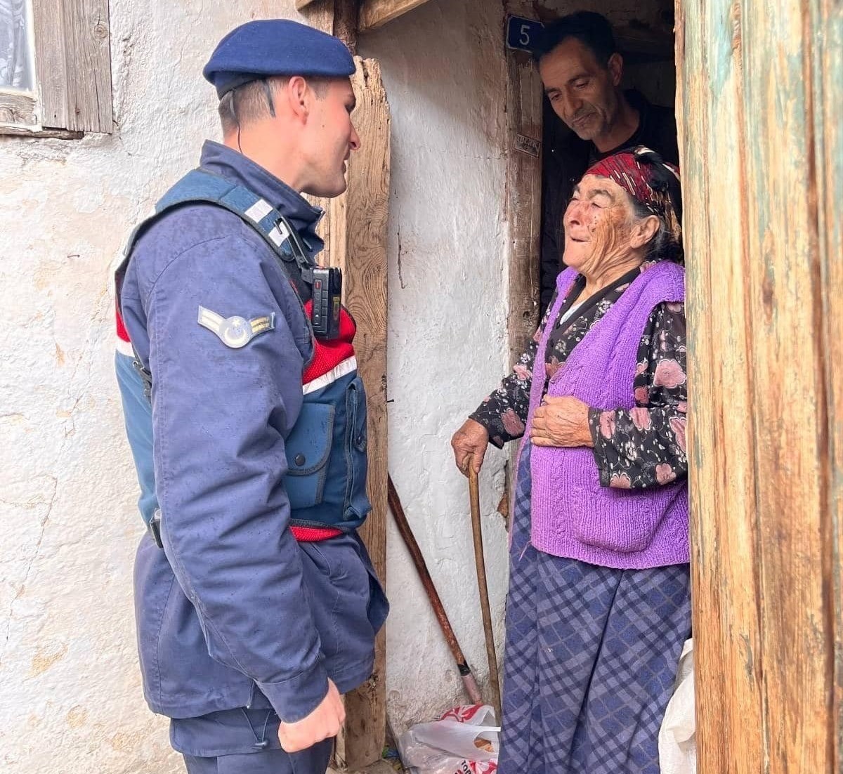 Emet&rsquo;te jandarma yaşlı ve yalnız yaşayan vatandaşlara ziyaret
