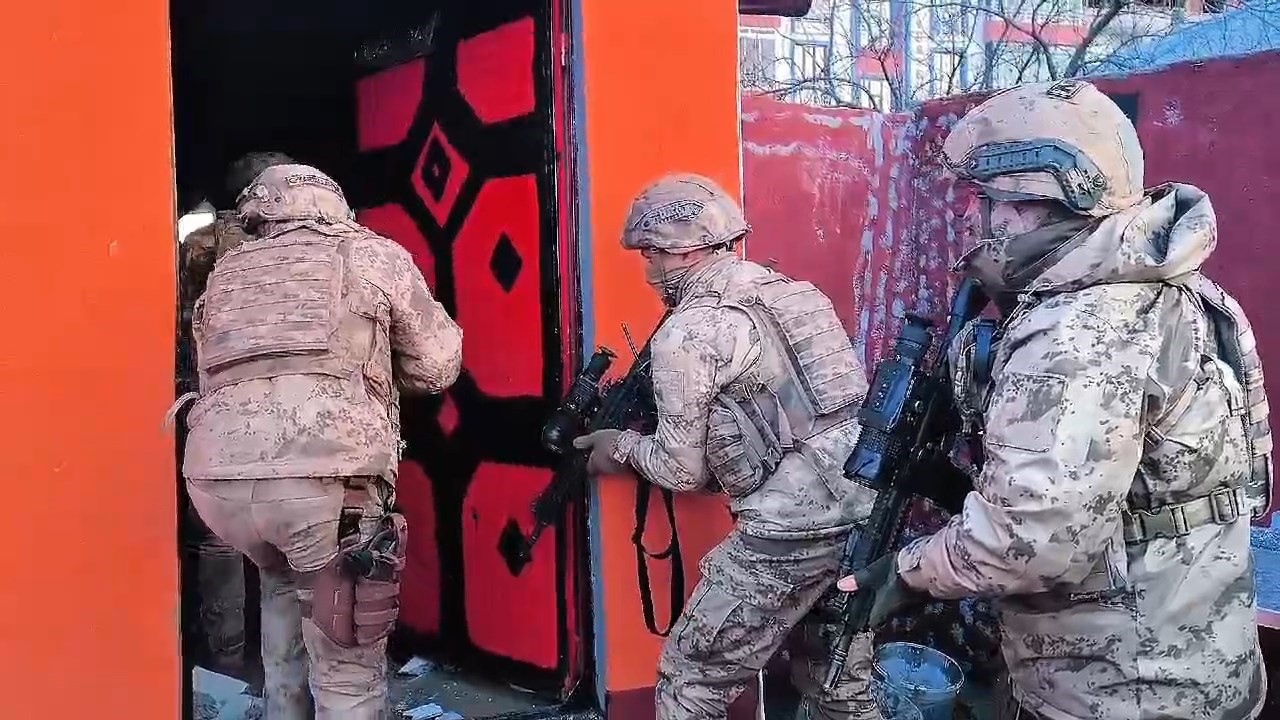 Bing&ouml;l&rsquo;de &ouml;rg&uuml;t kurma ve uyuşturucu operasyonu: 5 tutuklama
