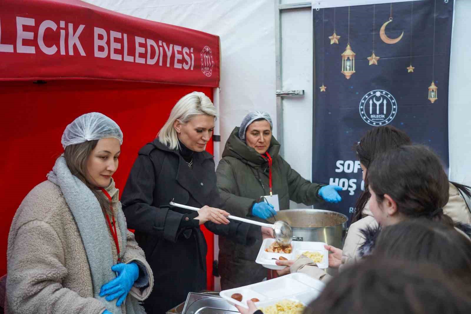 Vatandaşlara kendi eliyle yemek dağıttı
