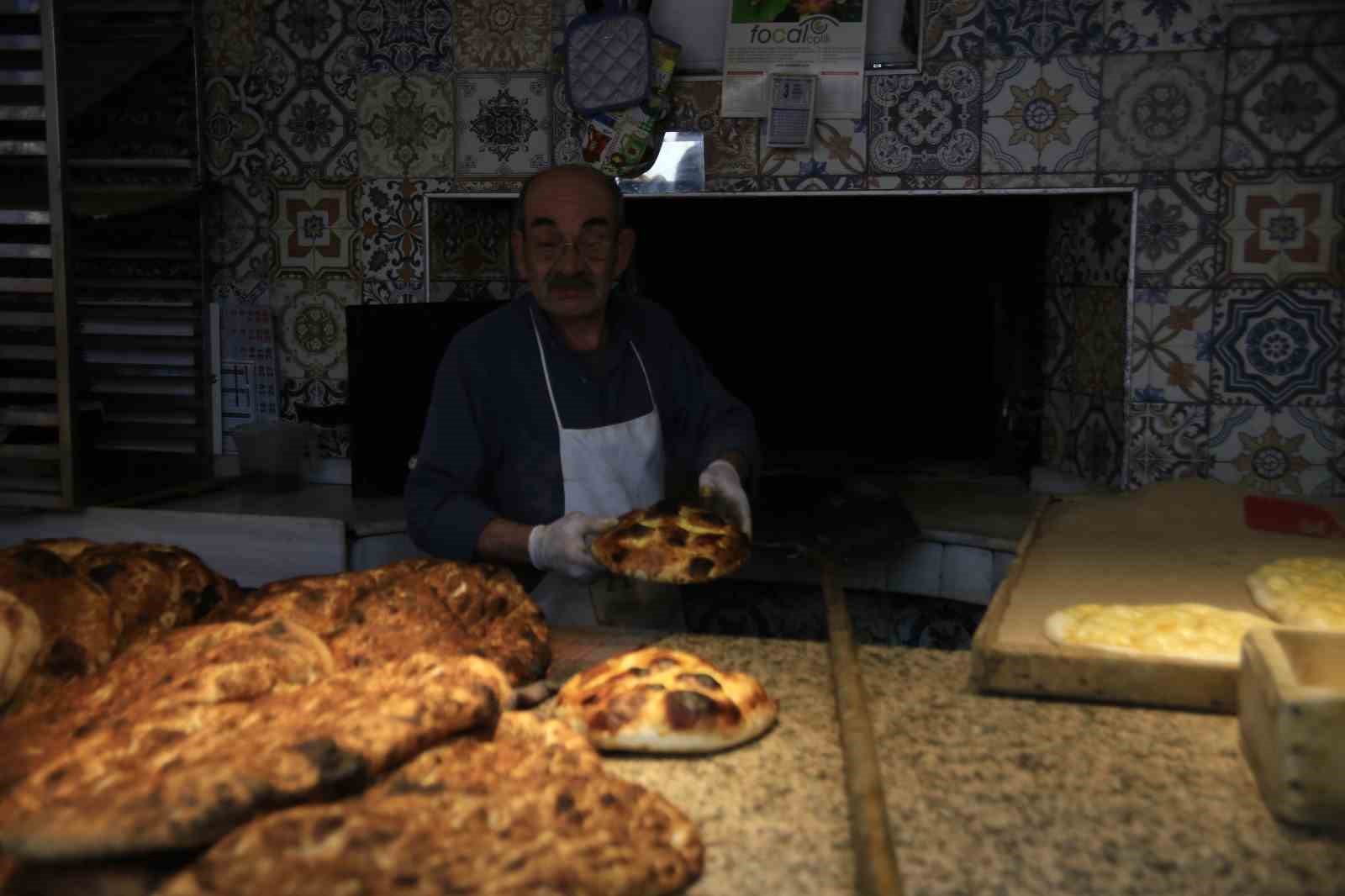 92 yıllık gelenek...İftariyelik tabanca, kılıç, testi ve telefon